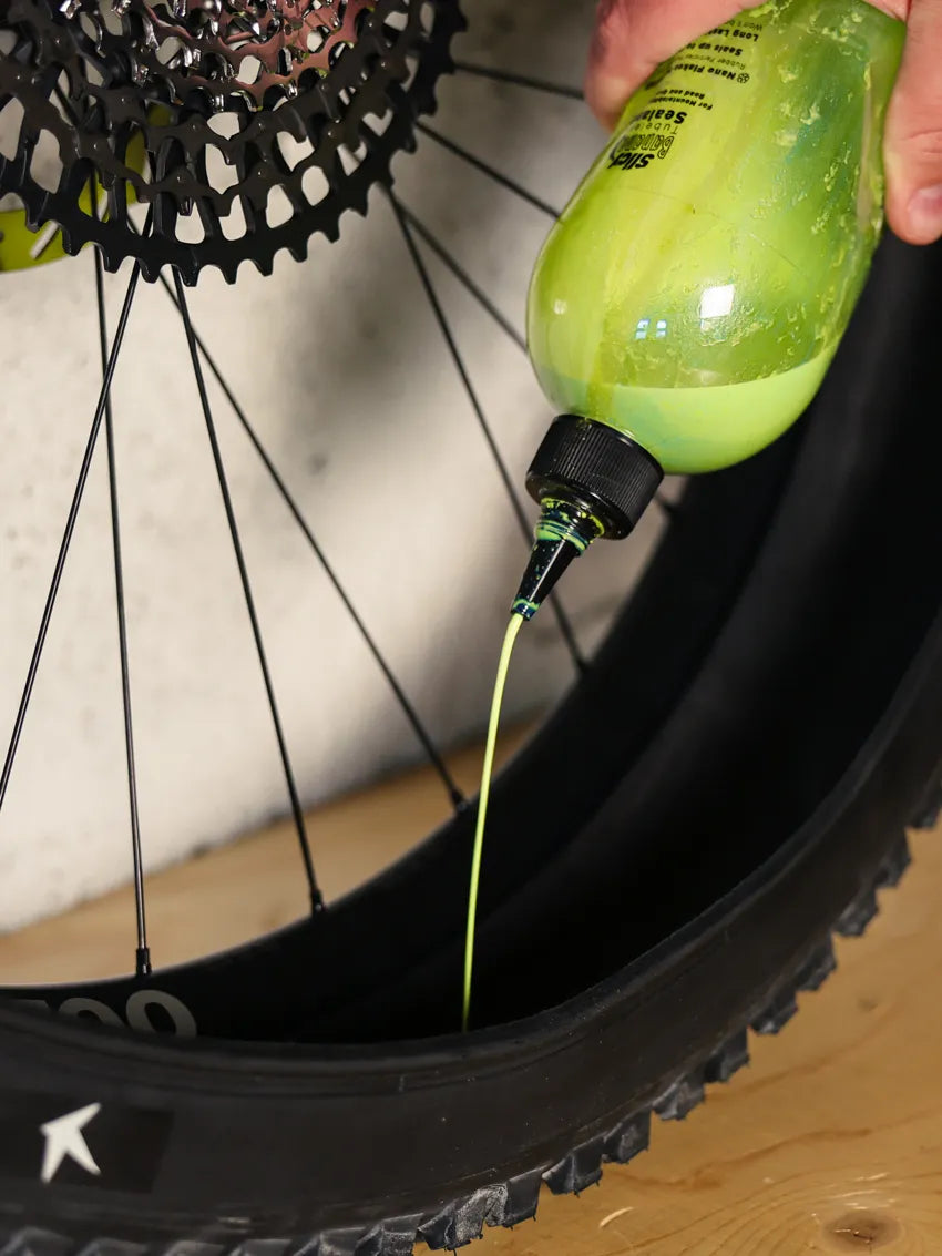 liquide préventif tubeless slicy dans un pneu vtt